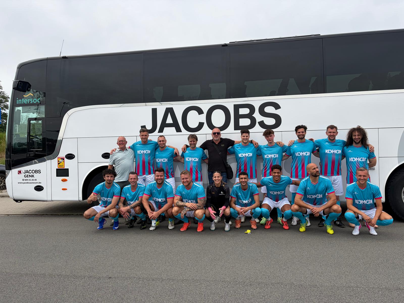 Voetbalwedstrijd KOMOK – teamfoto voor de bus, juni 2026
