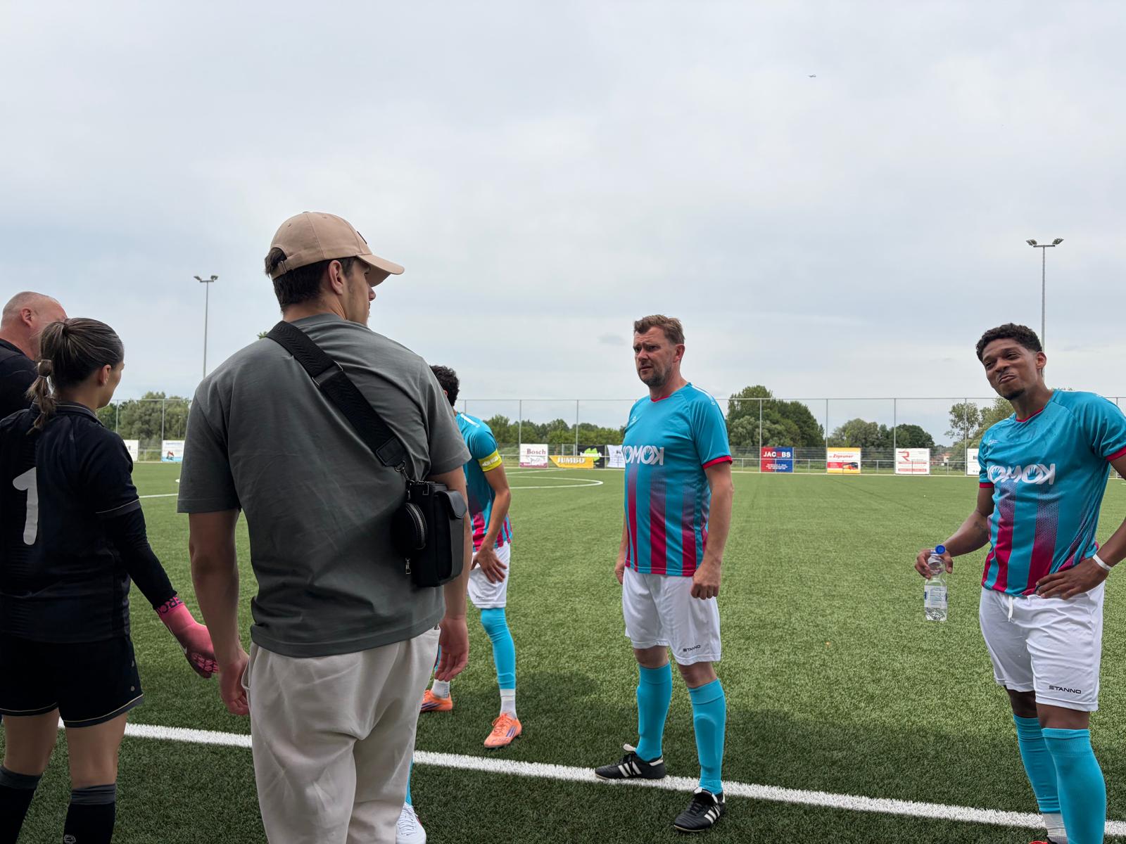 Voetbalwedstrijd KOMOK – sfeerbeeld op het veld, juni 2026