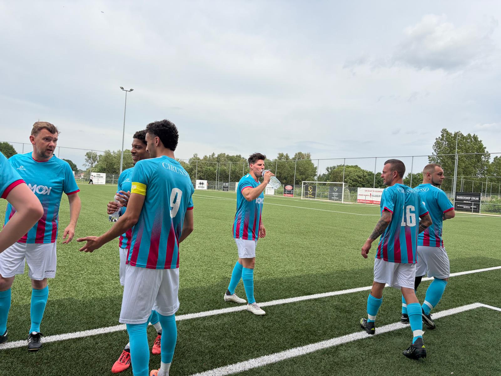 Voetbalwedstrijd KOMOK – spelers na de match, juni 2026